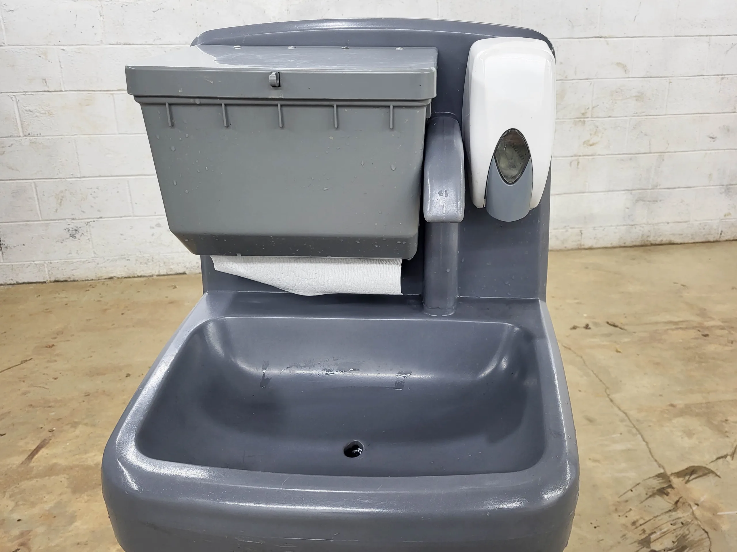 Portable outdoor hand washing station 